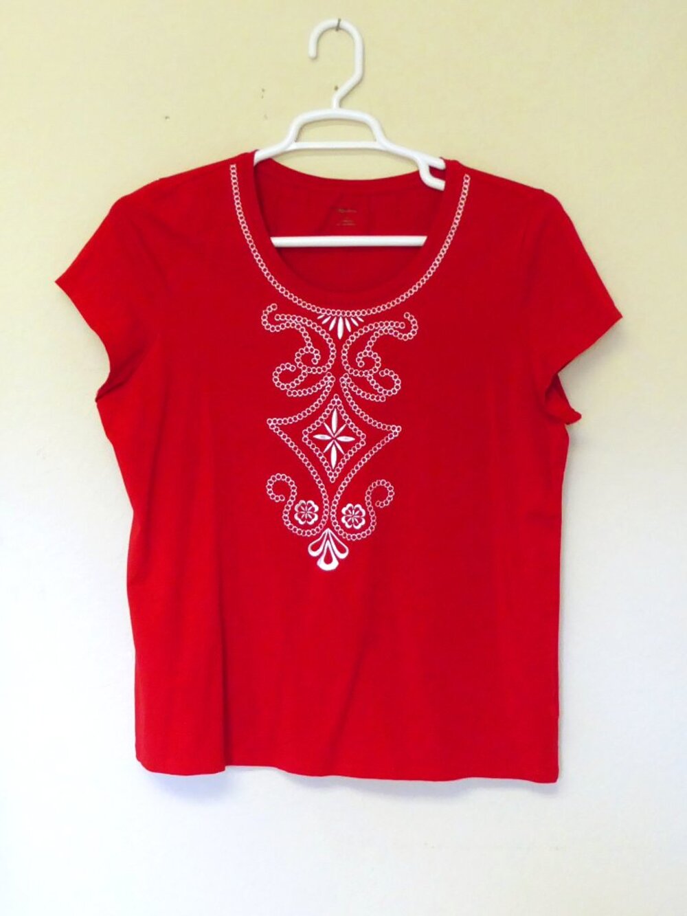 Style and co red and white embroidered decorative festive t shirt size XL